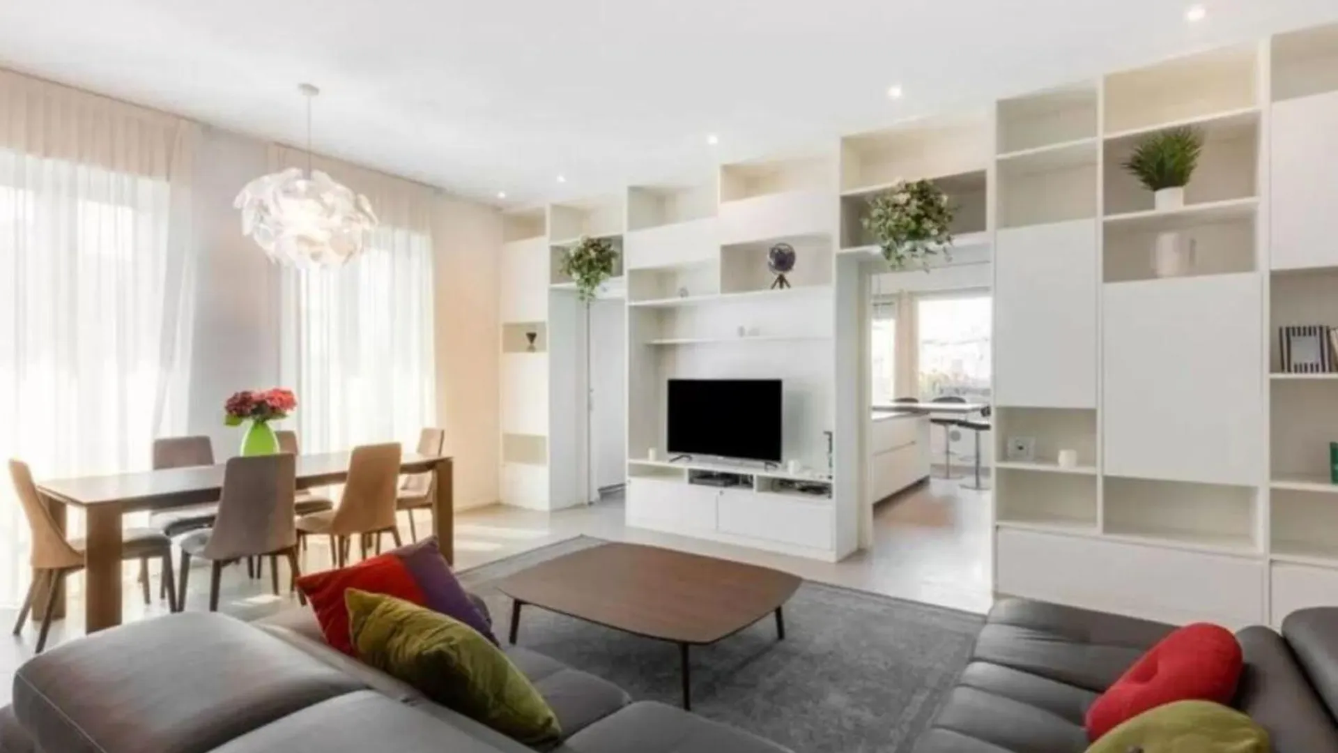 Ampli Apartament De 3-Habitacions A Roma